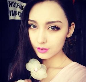 乌鲁木齐维族美女洗浴艺术图片：新疆果园玩维族少女(5)(点击浏览下一张趣图)