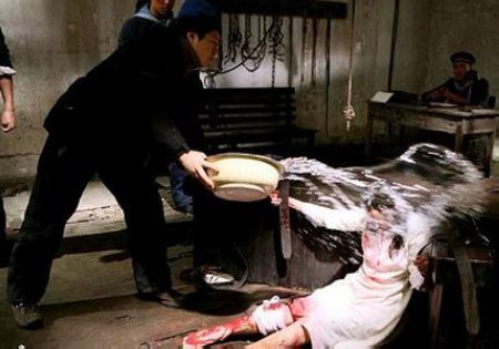 连环画芳林嫂受刑图片：女英烈受刑铅笔画(2)(点击浏览下一张趣图)