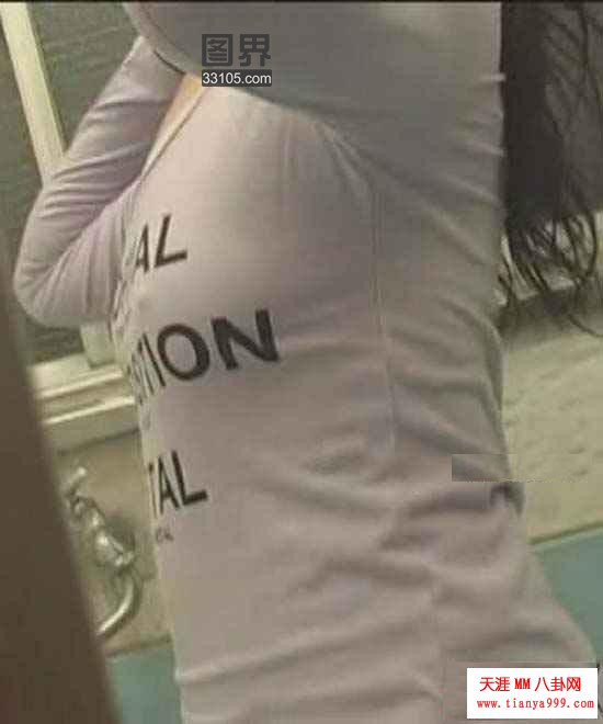 少女洗澡全身视频：mv一个女的在洗澡 一个女的洗澡一个男的(点击浏览下一张趣图)