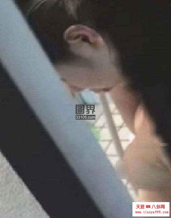 少女洗澡全身视频：mv一个女的在洗澡 一个女的洗澡一个男的(4)(点击浏览下一张趣图)