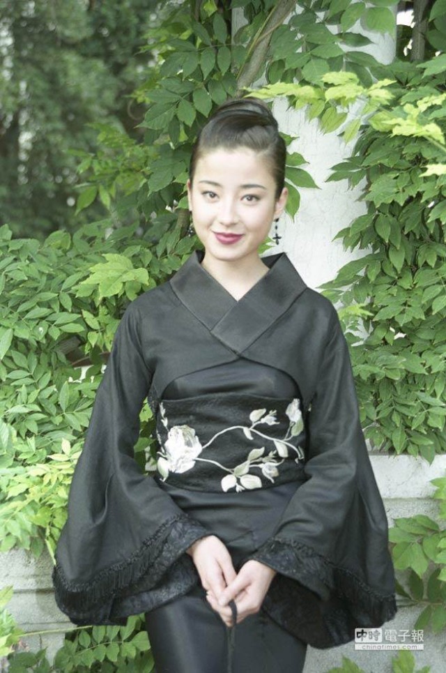 宫泽理惠17岁一裸成名 宫泽理惠写真集内容(2)(点击浏览下一张趣图)
