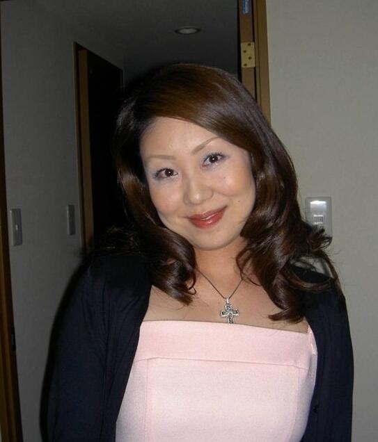 离异女人如狼似虎照片：妞子睡床上的照片(点击浏览下一张趣图)