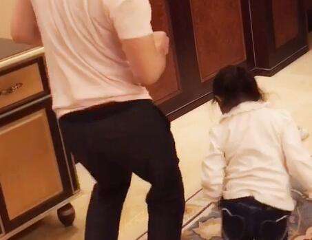 甜馨打屁股图片大全 甜馨被打屁股了的视频(点击浏览下一张趣图)