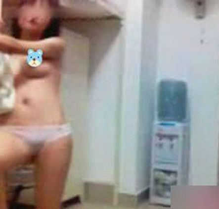 学生偷腥新图片大全 初三学生偷吃禁果视频 ：三年级小学生接吻视频(5)(点击浏览下一张趣图)