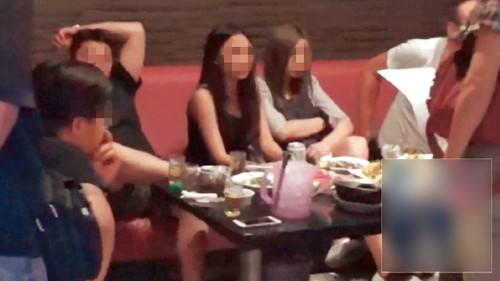 曝校长让女生陪酒图片：女博士与教授导师车震(2)(点击浏览下一张趣图)