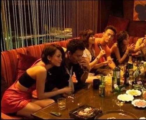 曝校长让女生陪酒图片：女博士与教授导师车震(3)(点击浏览下一张趣图)