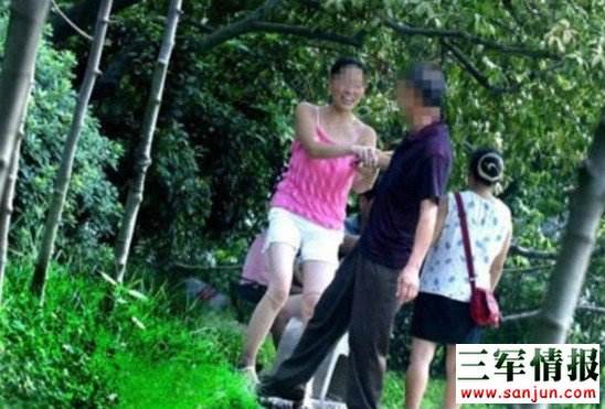 有个树林里都是避孕套：老汉树林里上飘图片 树林里肮脏的交易图(点击浏览下一张趣图)