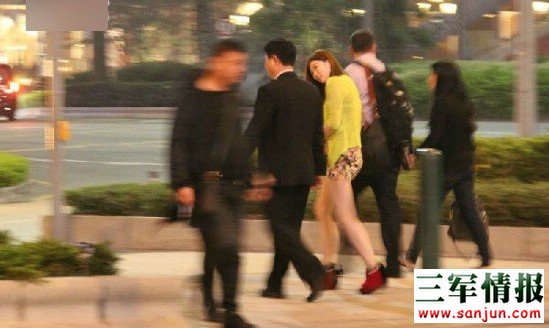 大叔大妈树林交易视频:老人交易图片 老头玩年轻的姑娘照片(4)(点击浏览下一张趣图)