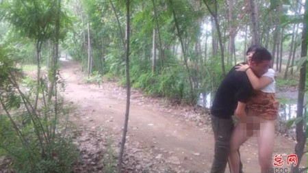 农民工肮脏龌龊瞬间：与农民工妇女肮脏交易(2)(点击浏览下一张趣图)