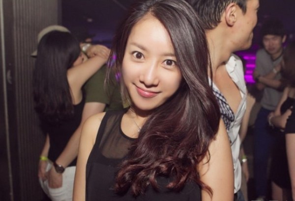 新疆维族女孩开放图片：乌鲁木齐劳动街小妹(点击浏览下一张趣图)