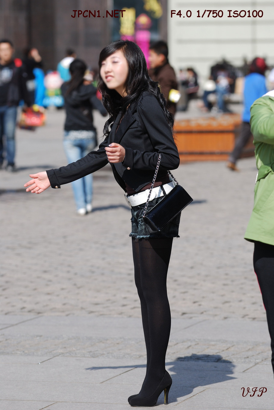 高档房里捡到一堆丝袜：我捡了美女扔的垃圾袋 垃圾袋的丝袜不见了(点击浏览下一张趣图)