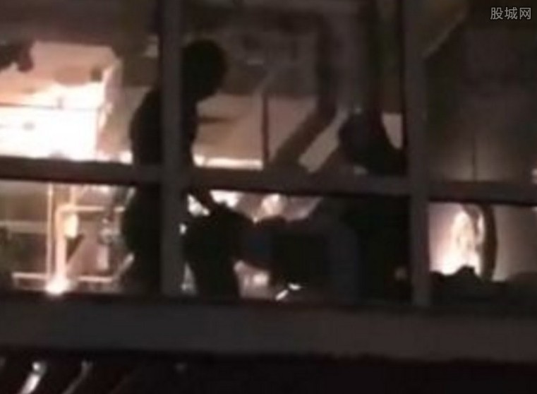 美式小披萨 视频事件：美式小披萨 艳照 建外soho美式小披萨(点击浏览下一张趣图)