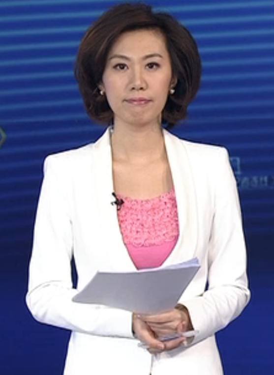 东方卫视大胸女主持人 照片：看东方女主持人走光 主持人李瞳瞳胸好大(点击浏览下一张趣图)