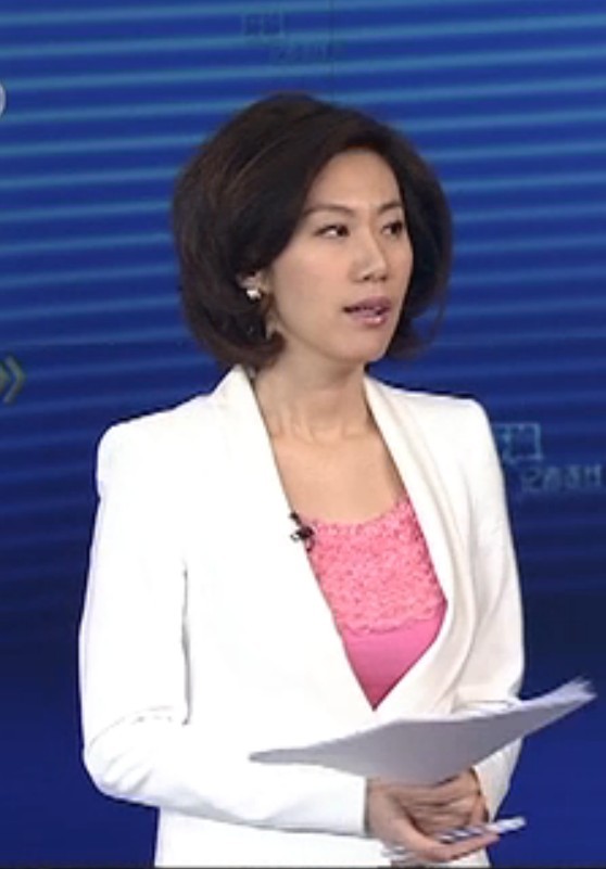 东方卫视大胸女主持人 照片：看东方女主持人走光 主持人李瞳瞳胸好大(3)(点击浏览下一张趣图)