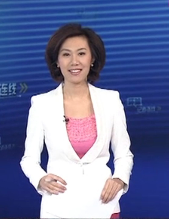 东方卫视大胸女主持人 照片：看东方女主持人走光 主持人李瞳瞳胸好大(4)(点击浏览下一张趣图)