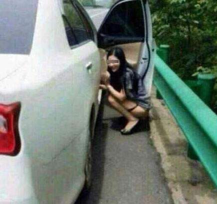 女人全身光的盾：看女人大小便图片欣赏(4)(点击浏览下一张趣图)
