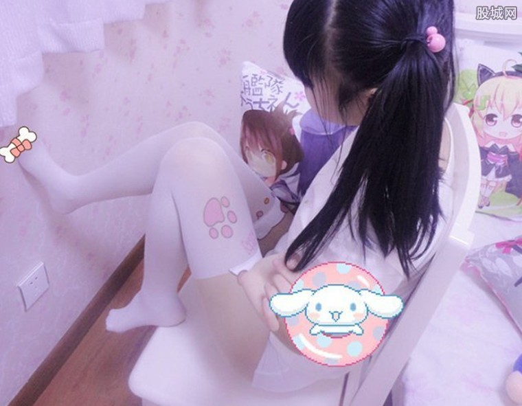 小学女生换内裤腾讯：小学女生内裤,内衣现凹 小学游泳课女生换衣服(点击浏览下一张趣图)