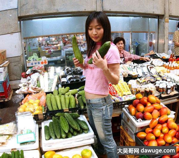用过黄瓜茄子胡萝卜 图解：黄瓜冰冻后,拿出来自慰(3)(点击浏览下一张趣图)