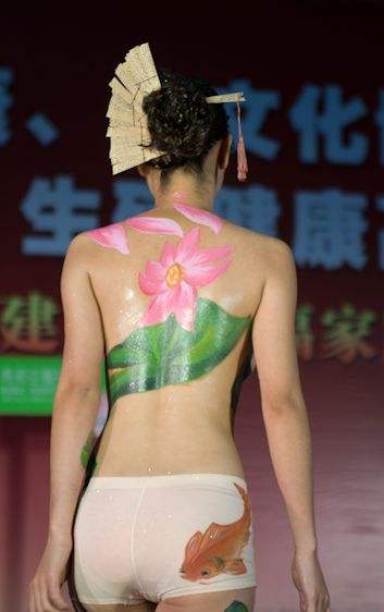 云南裸体的少女图片：云南路西裸体图片(5)(点击浏览下一张趣图)