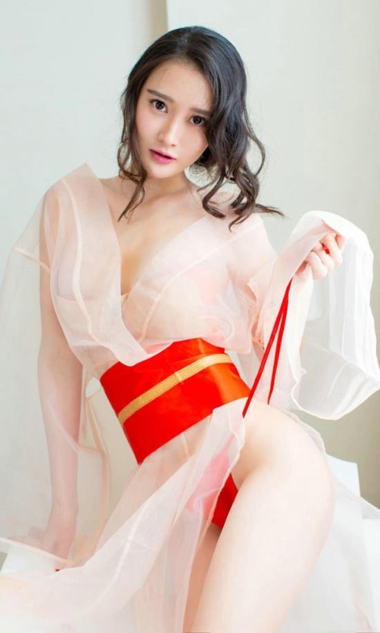 女人明显大小胸的图片：大胸人体艺图片(2)(点击浏览下一张趣图)