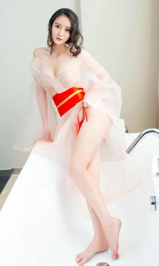 女人明显大小胸的图片：大胸人体艺图片(4)(点击浏览下一张趣图)