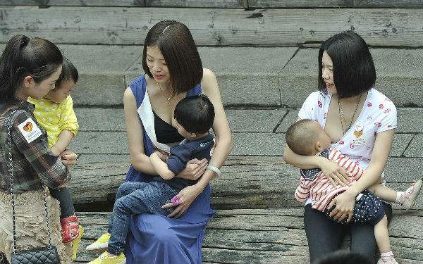 年近妈妈喂母乳照片：女人母乳喂养图片大全 孩子都上初中还吃母乳(5)(点击浏览下一张趣图)