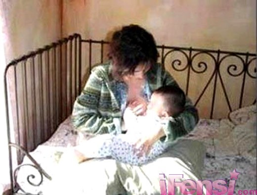 沂蒙红嫂第几集喂奶 截图：大陆喂奶的电视剧镜头(4)(点击浏览下一张趣图)