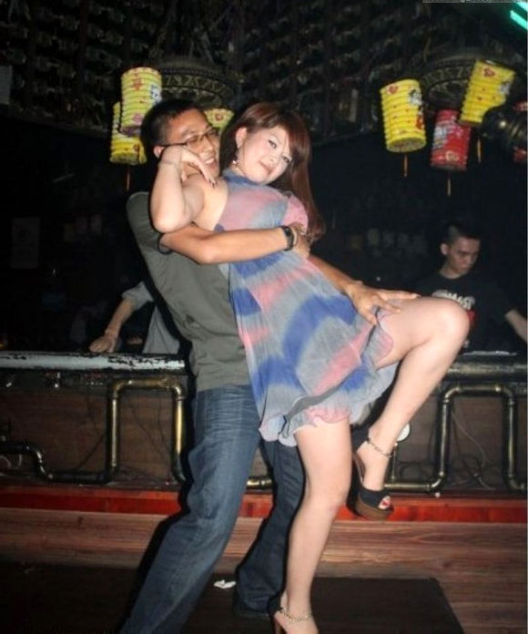 实拍老人与失足女5块钱：十元一次的树林龌龊事 失足妇女公园交易图片(6)(点击浏览下一张趣图)