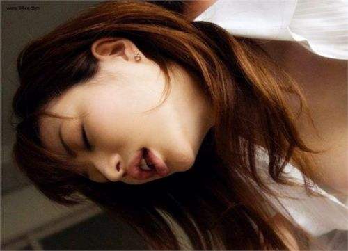 女人高朝潮的预兆 表情图片：女人高朝潮应该怎样喊 女人高朝潮喷水反应(2)(点击浏览下一张趣图)