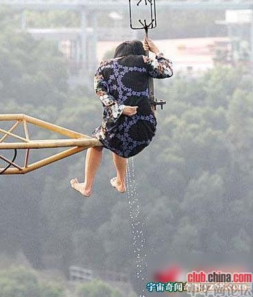 女生早上起床内裤湿的：女人裤裆里面流血 (2)(点击浏览下一张趣图)