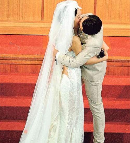 王祖蓝舌吻动态图片：李亚男王祖蓝舌吻照片(5)(点击浏览下一张趣图)