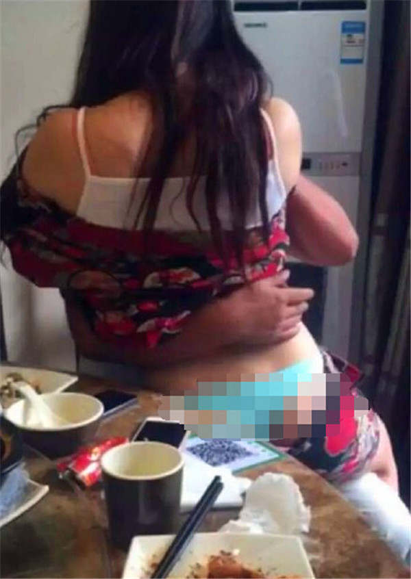 男女酒桌上赌酒脱内衣：喝酒一杯脱一件衣服(点击浏览下一张趣图)