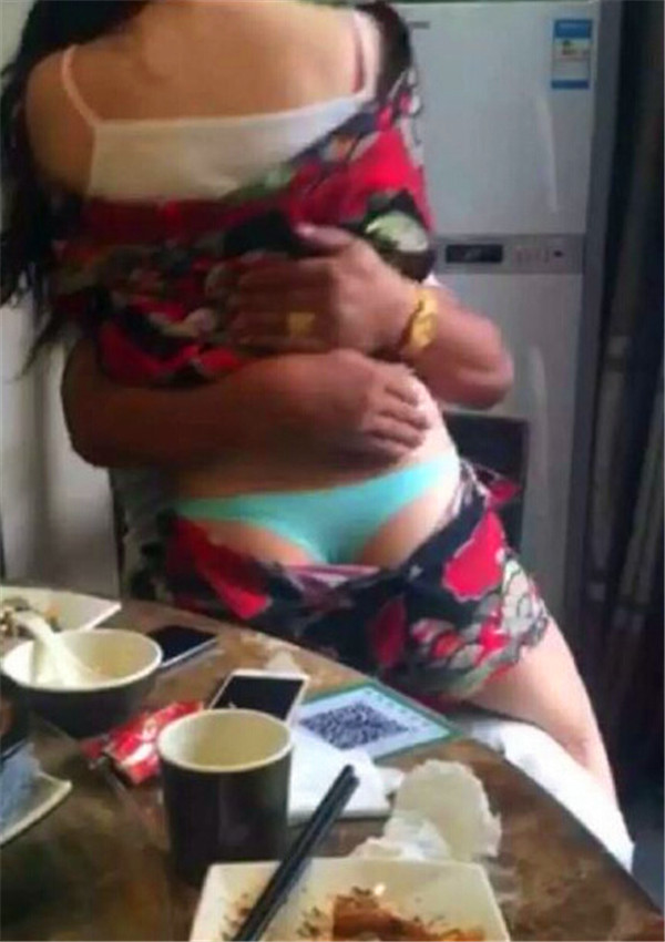 男女酒桌上赌酒脱内衣：喝酒一杯脱一件衣服(4)(点击浏览下一张趣图)
