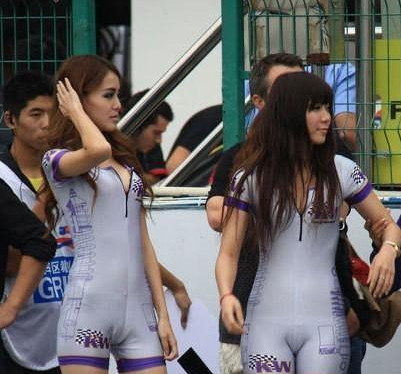 街拍女蹲下饱满三角区：裤子三角区卡出勒痕 饱满 三角区P(点击浏览下一张趣图)
