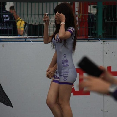 街拍女蹲下饱满三角区：裤子三角区卡出勒痕 饱满 三角区P(2)(点击浏览下一张趣图)