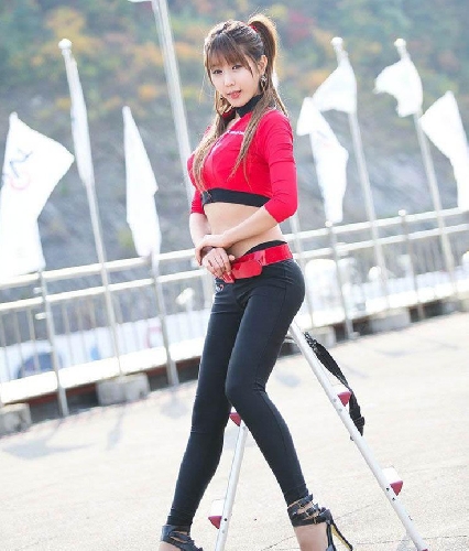 紧身裤三角区紧绷美女：紧身裤B部饱满的熟妇(点击浏览下一张趣图)