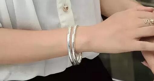 女人戴银饰的好处，佩戴银饰有什么好处(点击浏览下一张趣图)