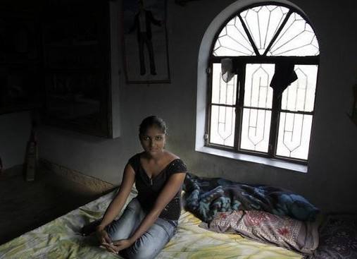 印度人体妓女摄影：印度人女性上厕所图片(3)(点击浏览下一张趣图)