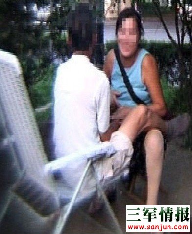 山野林间偷腥者照：老人和女人进入树林里老头树林图连图(5)(点击浏览下一张趣图)
