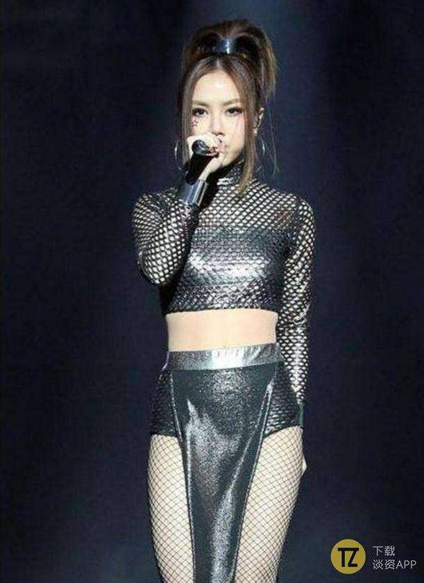 邓紫棋我是歌手抬腿时 图：邓紫棋裤子太紧显沟(3)(点击浏览下一张趣图)