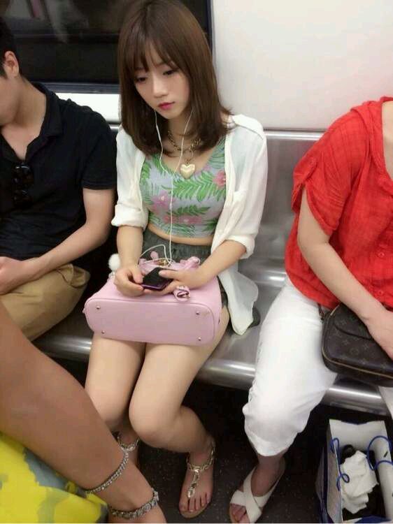 地铁上女人主动蹭我 地铁上摸了女孩没反应;上海夏天挤地铁美女(3)(点击浏览下一张趣图)