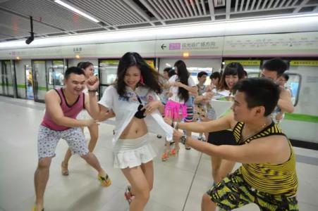 地铁上女人主动蹭我 地铁上摸了女孩没反应;上海夏天挤地铁美女(4)(点击浏览下一张趣图)