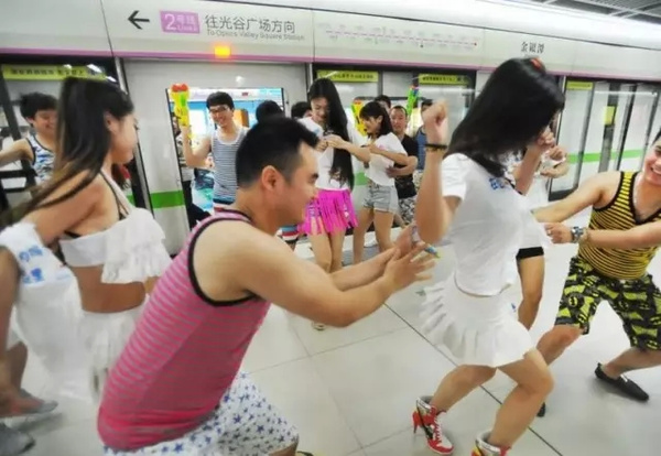 地铁上女人主动蹭我 地铁上摸了女孩没反应;上海夏天挤地铁美女(7)(点击浏览下一张趣图)
