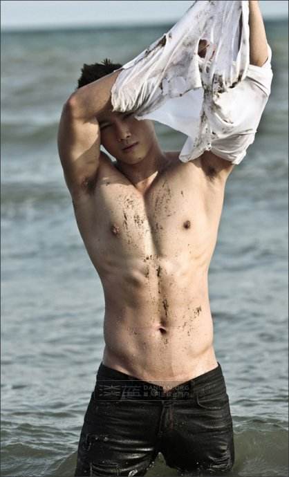 军人裸睡晨勃大图片：兵哥的丁丁图男人JJ硬起的图片(点击浏览下一张趣图)