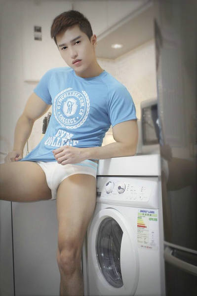 王东辉在镜头前露鸟 引用大龟头帅哥LOFTER：中国公牛男模(点击浏览下一张趣图)