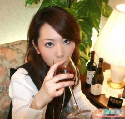 高档ktv陪酒女可以睡吗 图：陪酒女怎么做才挣的多(5)(点击浏览下一张趣图)