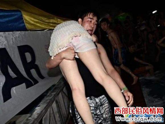 高档ktv陪酒女可以睡吗 图：陪酒女怎么做才挣的多(6)(点击浏览下一张趣图)