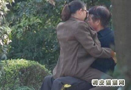 老色鬼公园偷腥图片：白发老头裤裆大包图片(点击浏览下一张趣图)