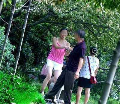 老色鬼公园偷腥图片：白发老头裤裆大包图片(2)(点击浏览下一张趣图)