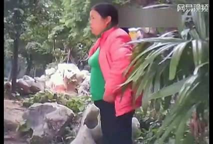 树林老色鬼放大图片：老头快活图片相册 老头在树林里添视频(3)(点击浏览下一张趣图)